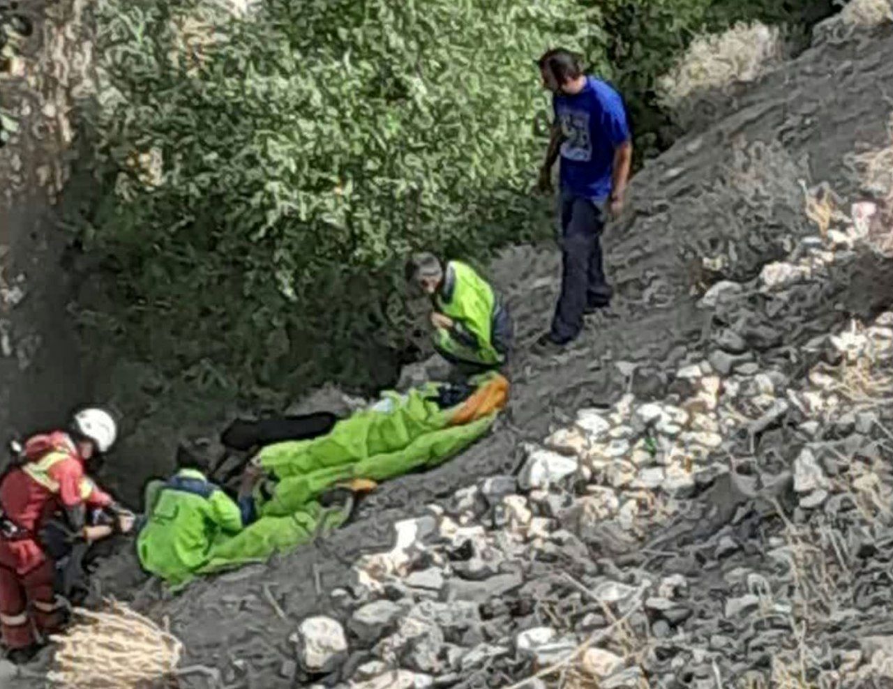 سقوط زن ۲۲ ساله چترباز در تهران/ عکس