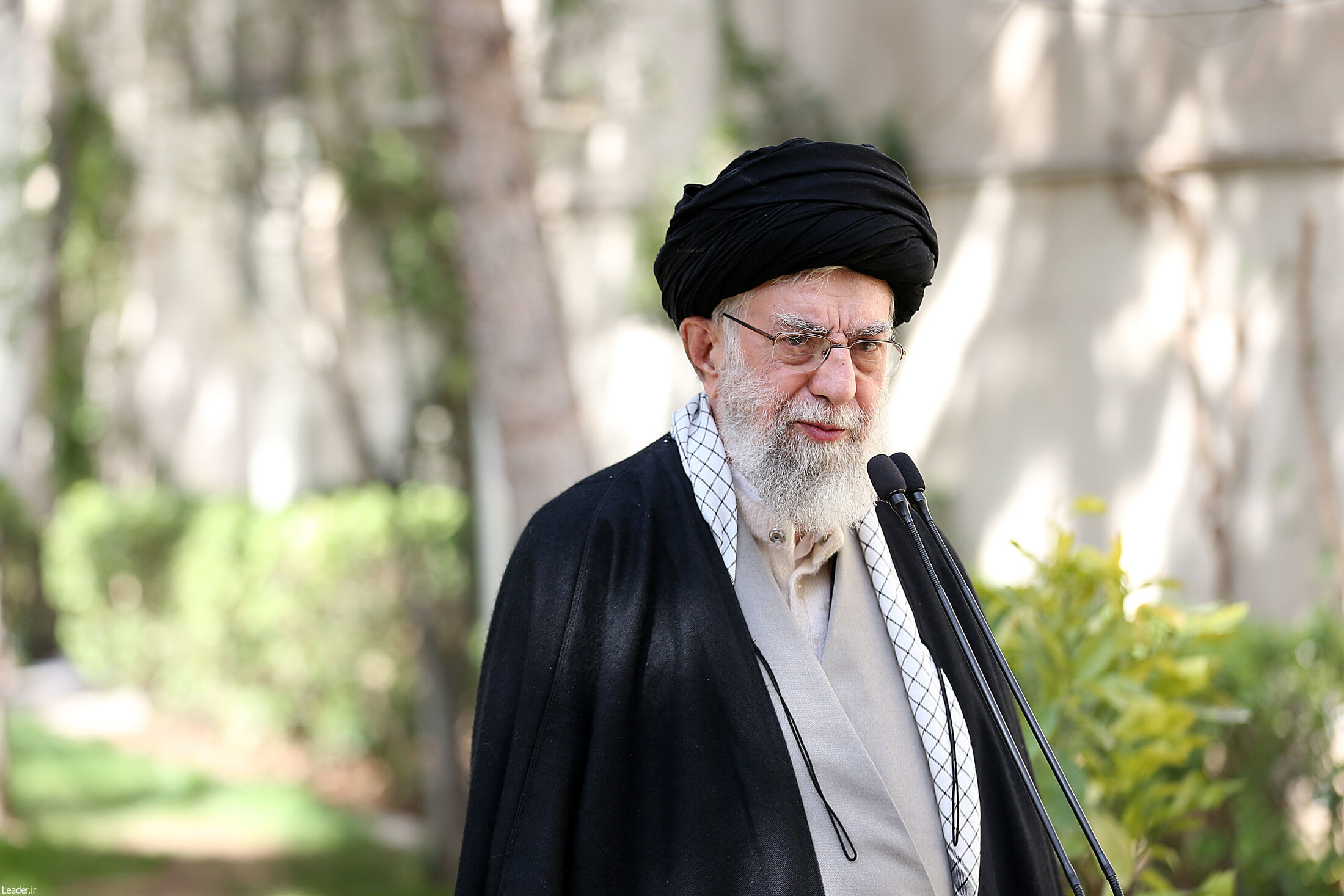 عکسی دیده نشده از رهبر شهید انقلاب و آیت الله سیدمجتبی خامنه‌ای در کنار هم