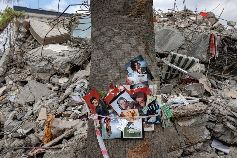ببینید | قابی تلخ از یادگاری‌های خانواده‌ای زلزله زده در کاهرامان‌ماراش ترکیه