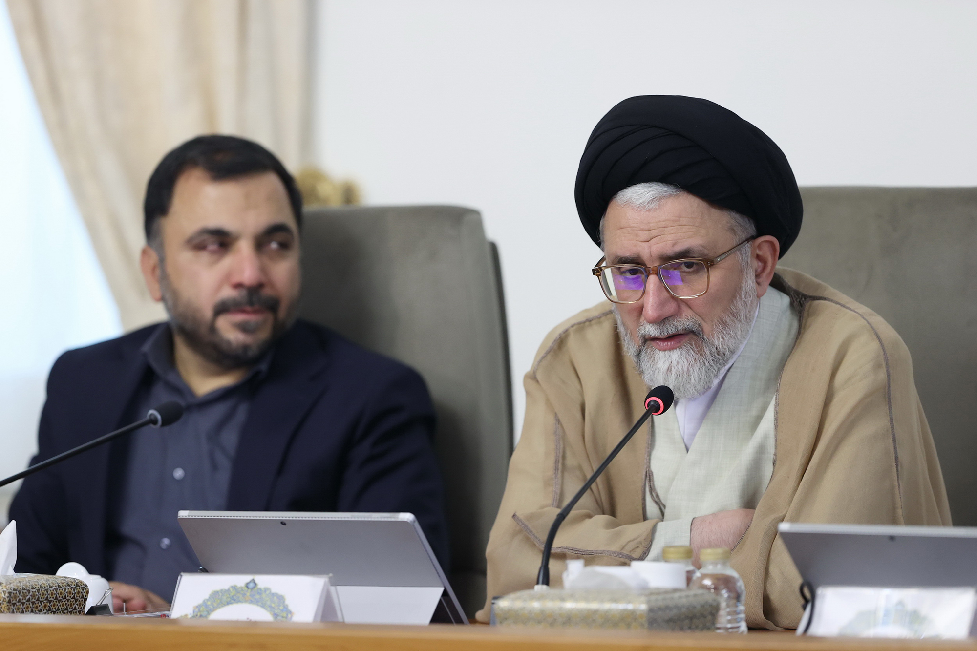 قاب عکس ابراهیم رئیسی و حسین امیرعبداللهیان در جلسه هیأت دولت + عکس 8