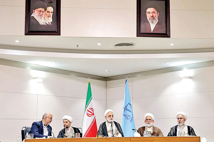 نباید از نفوذ دشمن غفلت کنیم