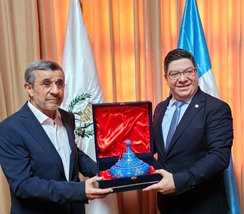 هدیه ارزانی که احمدی‌نژاد به وزیر گواتمالایی داد + عکس 2