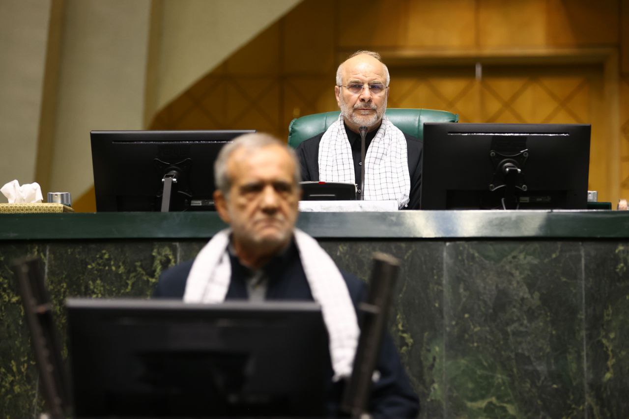 حضور پزشکیان در مجلس بعد از حمله اسرائیل به ایران / رئیس جمهور و نمایندگان با ظاهری متفاوت + تصاویر 4