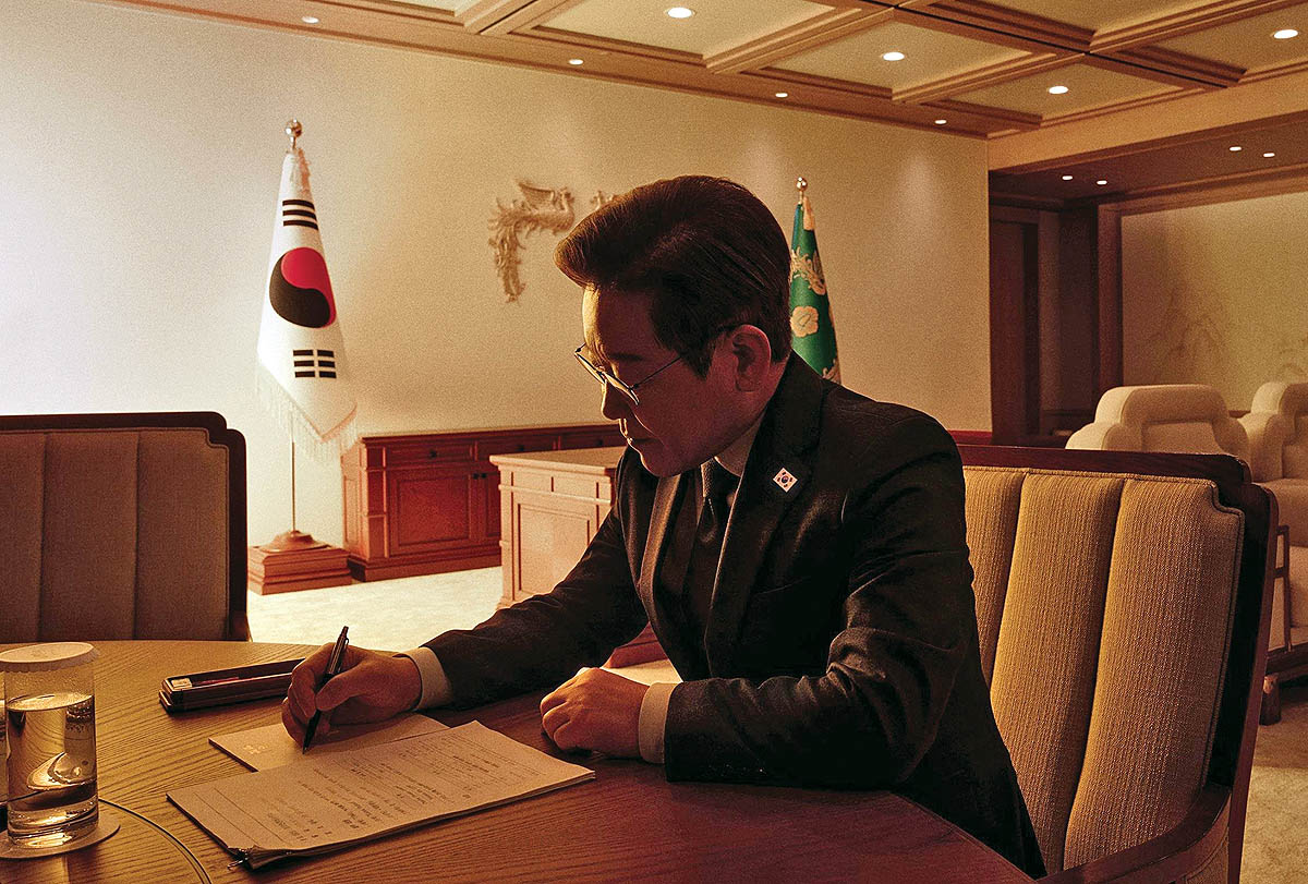 President Lee at work in his office on Sept. 3_ 2025. copy