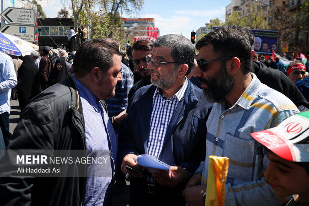 عزت الله ضرغامی وزیر میراث فرهنگی در راهپیمایی روز قدس