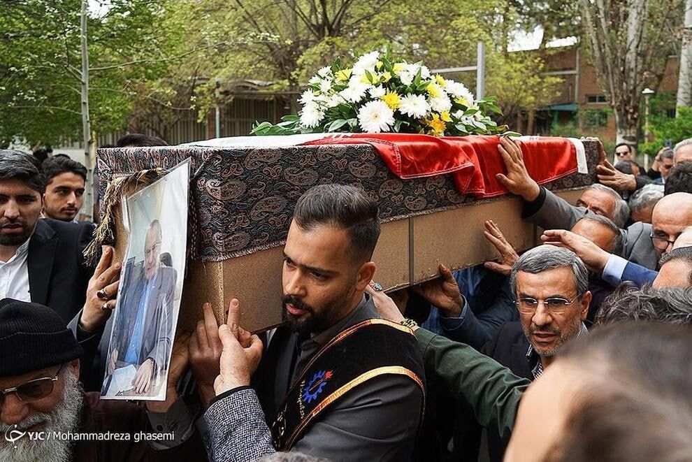 عکس/ محمود احمدی‌نژاد زیر تابوت وزیر فوت شده‌اش