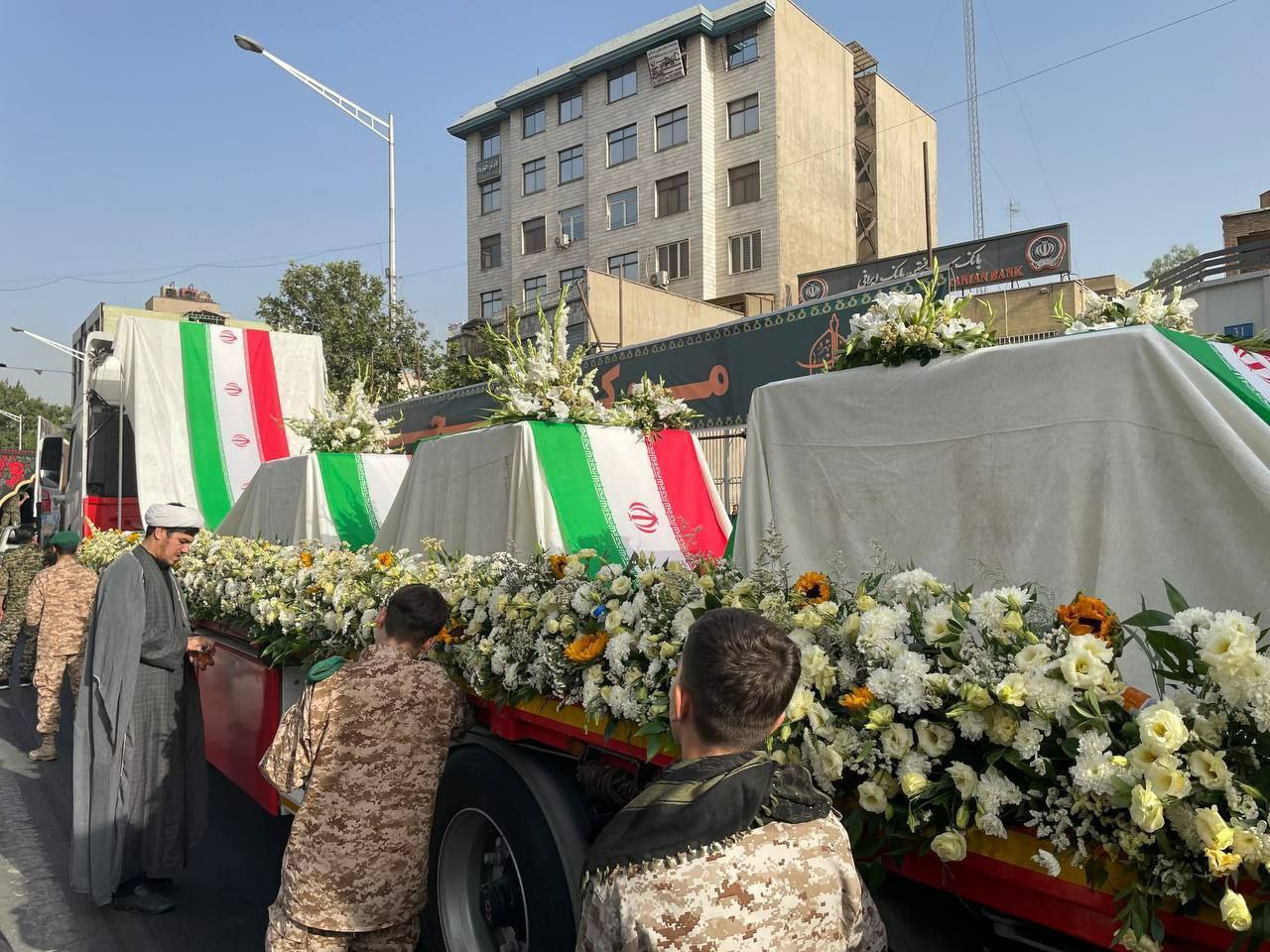 عکسی تلخ از ماشین حامل پیکر شهدای حمله اسرائیل به ایران 2