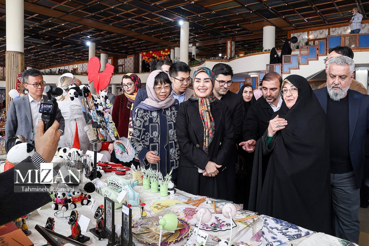 تصاویر جدید از همسر عباس عراقچی در بازارچه دیپلماتیک وزارت امور خارجه 3