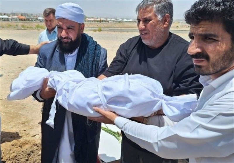 تصاویر سوزناک از خاکسپاری پیکر نوزاد شهید در زاهدان + عکس 4