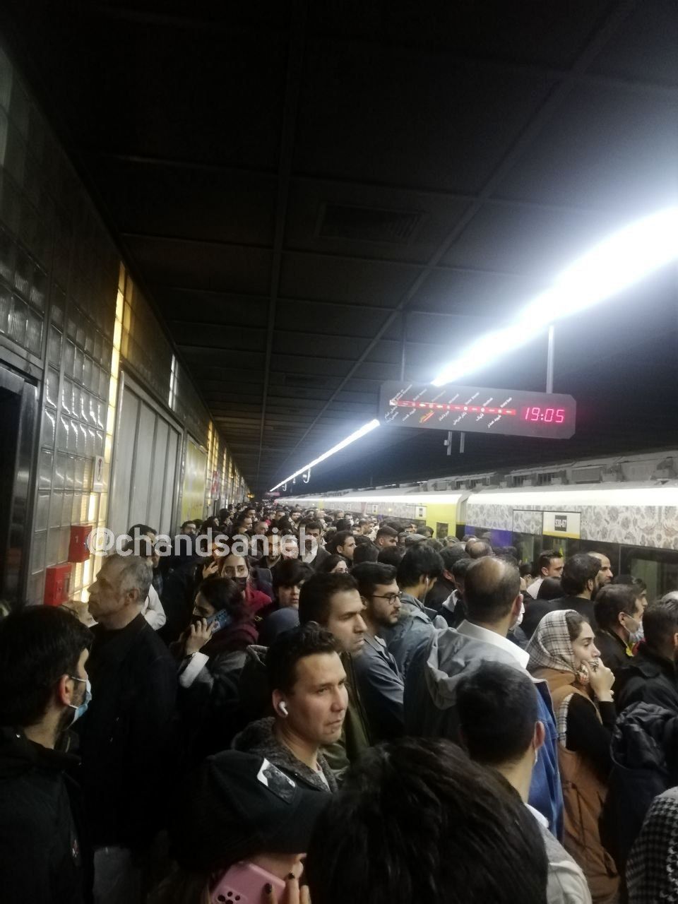 عکسی از مترو تهران که کلافگی از آن می‌بارد