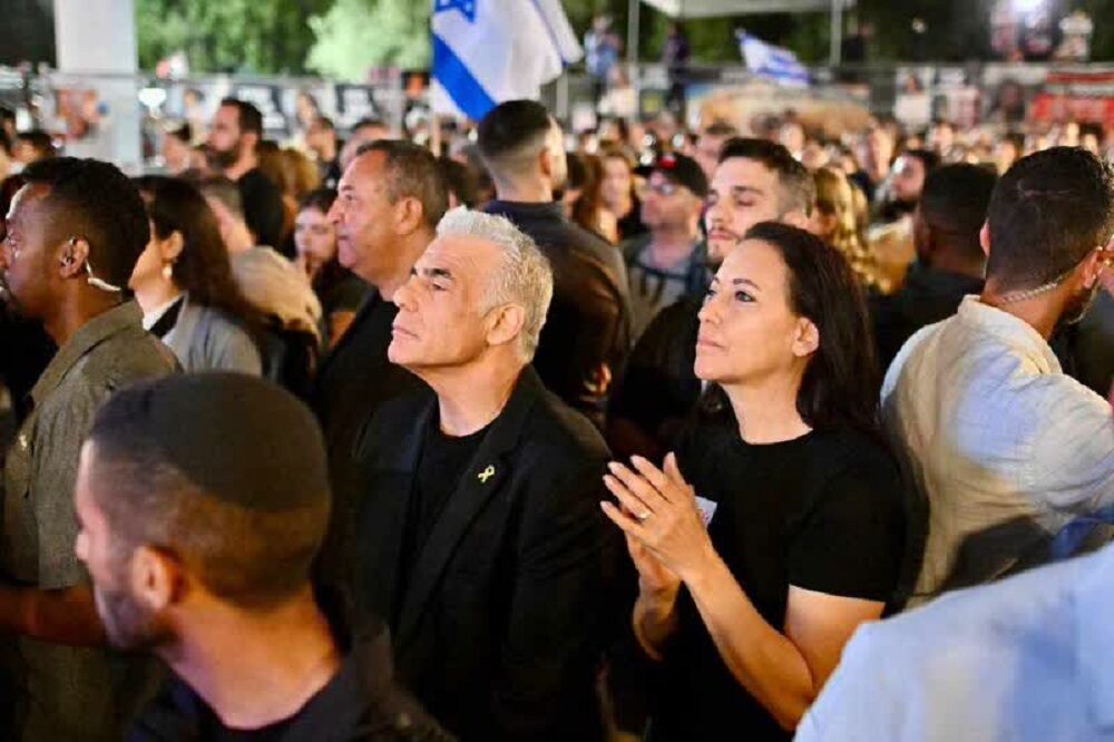 تظاهرات هزاران نفری علیه نتانیاهو در تل‌آویو / رئیس جریان اپوزیسیون در میان معترضان + عکس 2