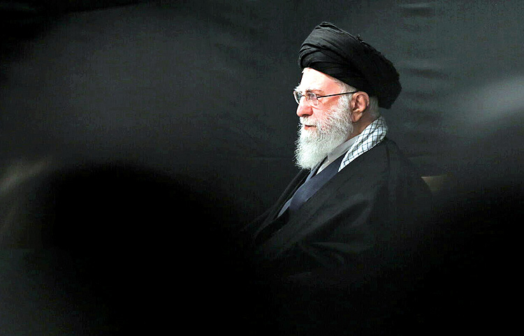 بدرقه «آقای شهید ایران» بر دستان ملت