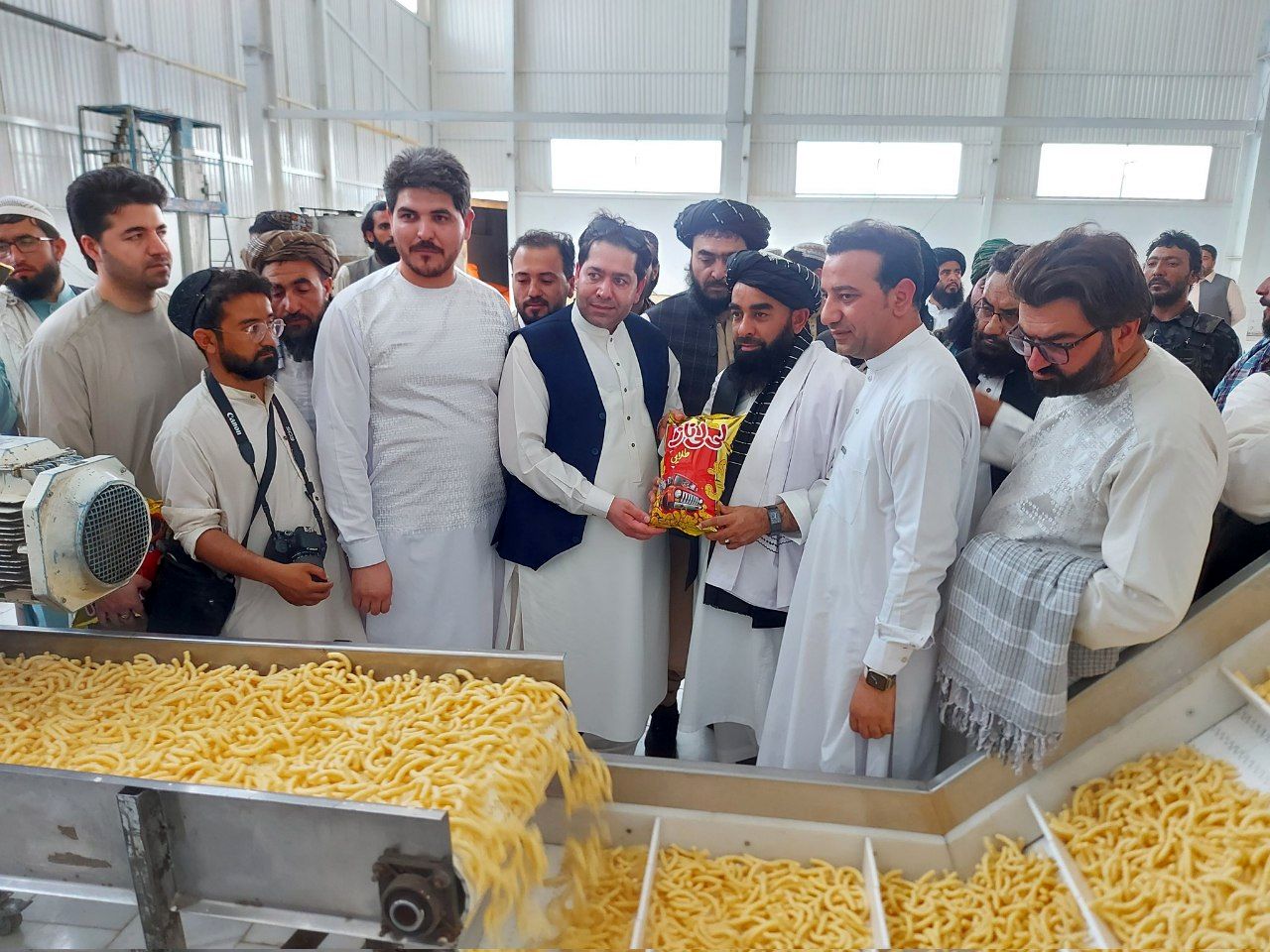 عکس عجیب سخنگوی طالبان با پفک 2