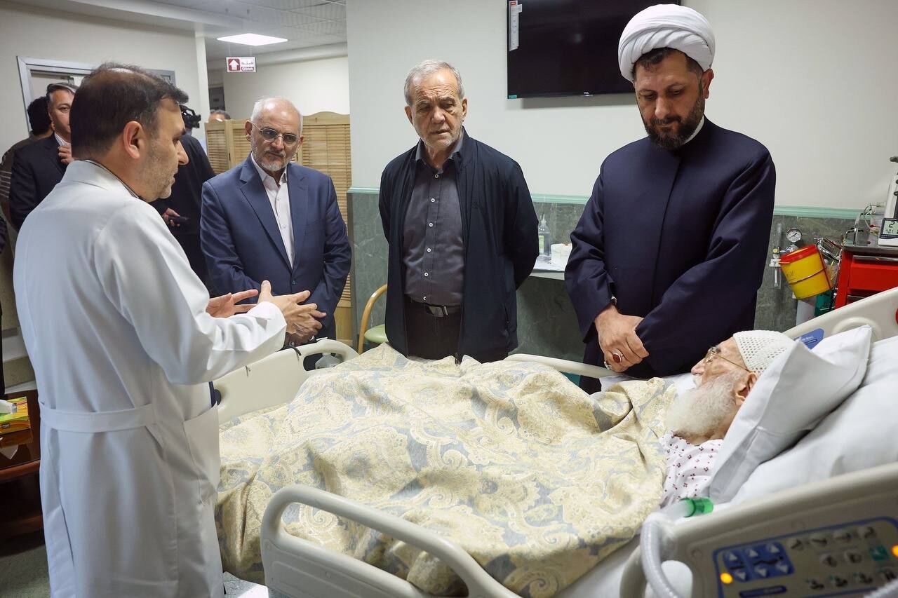 پزشکیان به عیادت آیت‌الله نوری همدانی رفت

