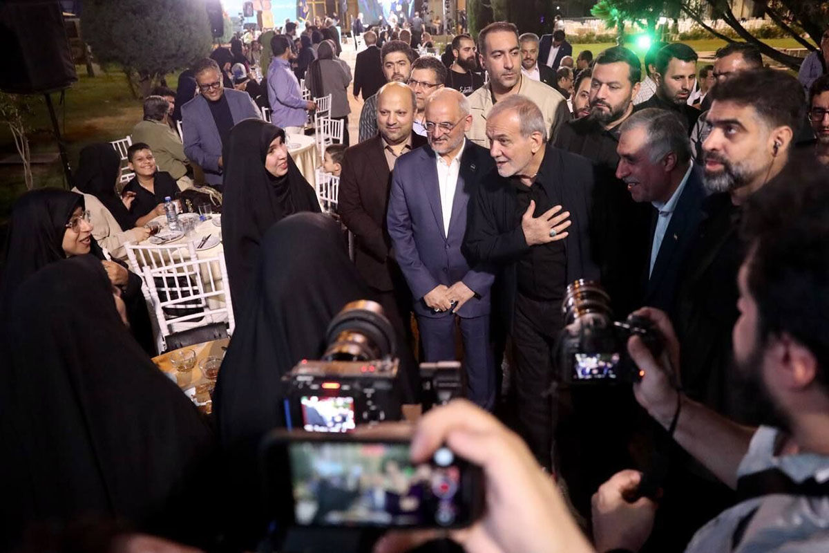 بازار داغ سلفی خبرنگاران با رئیسجمهور/ درخواست اهالی رسانه از پزشکیان برای افزایش حقوق