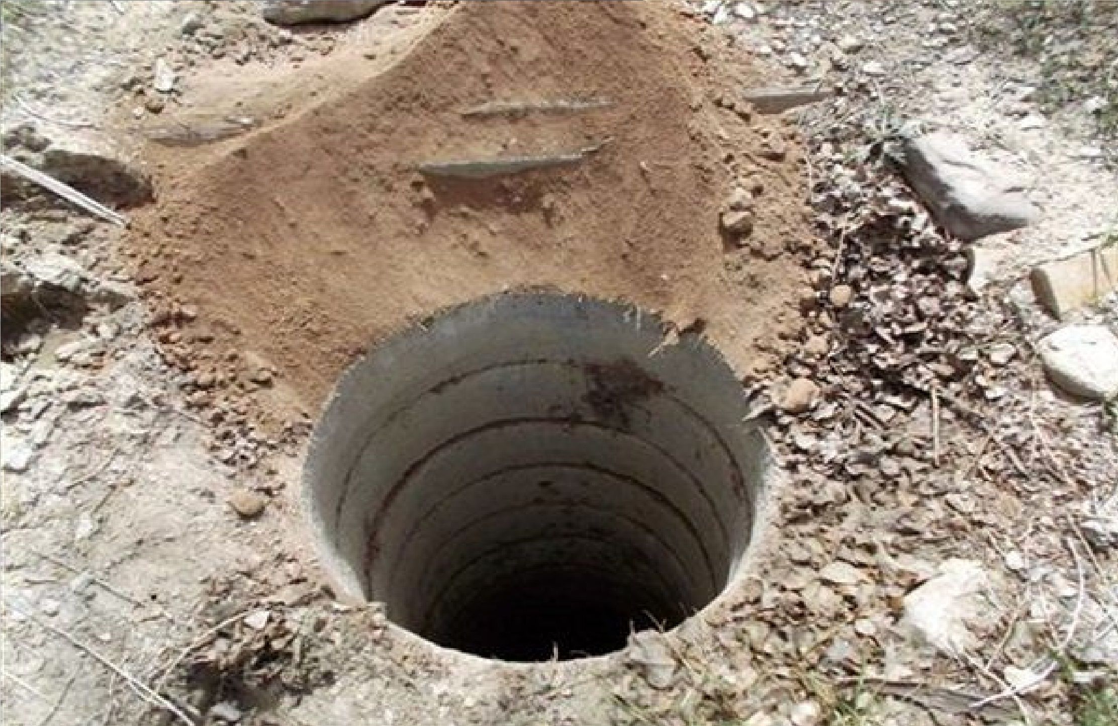 سقوط 2 کارگر به داخل چاه آب