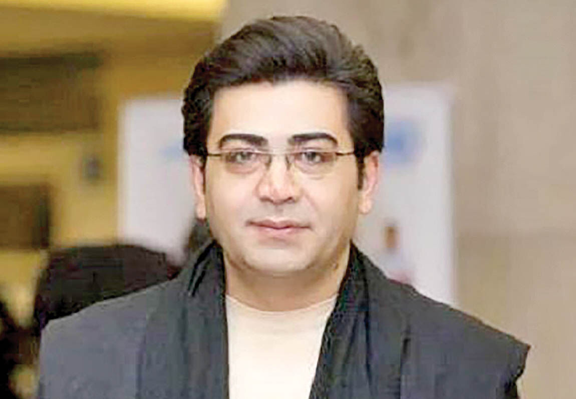 فرزاد حسنی بازیگر تئاتر شد