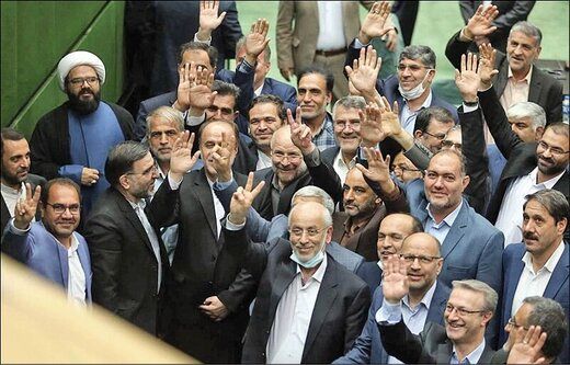 این مجلس انتقادات را نمی‌شنود/ توانش برای سنگ‌اندازی پیش پای دولت روحانی مصرف شد