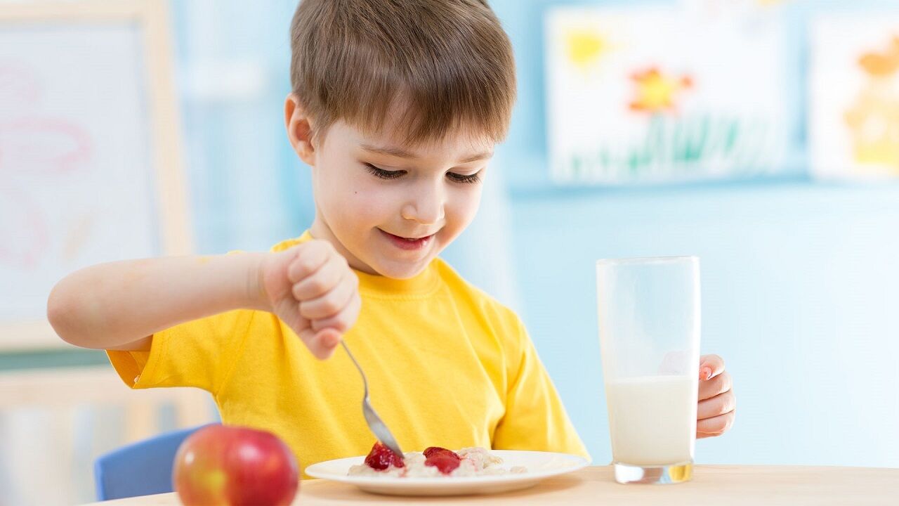چگونه کودکان را به خوردن صبحانه تشویق کنیم؟