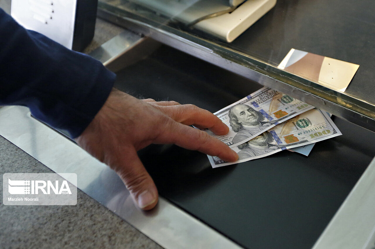 عضو اتاق بازرگانی ایران: حذف ارز ۴۲۰۰ تومانی به بهبود اقتصاد کشور کمک می‌کند