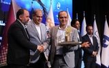 اهدای لوح و تندیس به شرکت شمس عمران