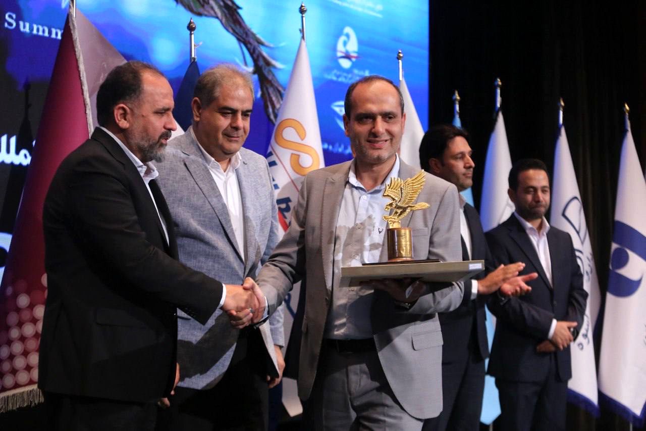 اهدای لوح و تندیس به شرکت شمس عمران