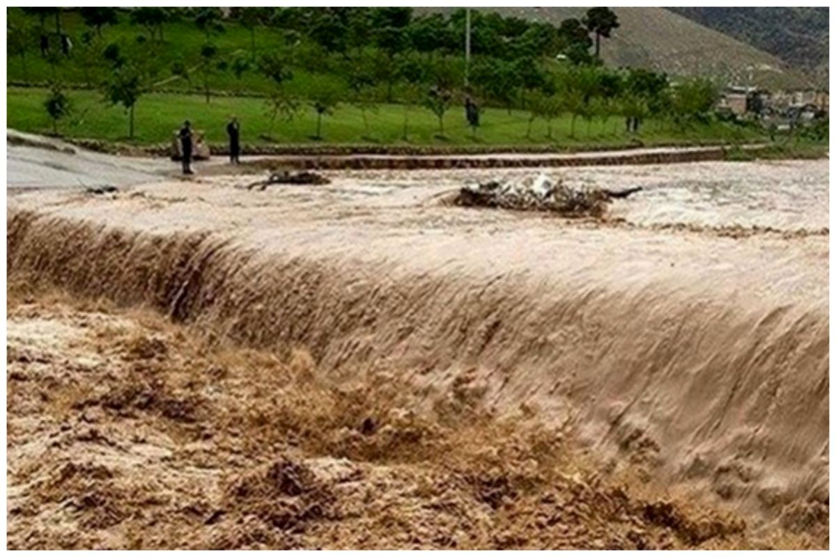 سیلاب در سواد کوه/  تلاش برای نجات افراد گرفتار 