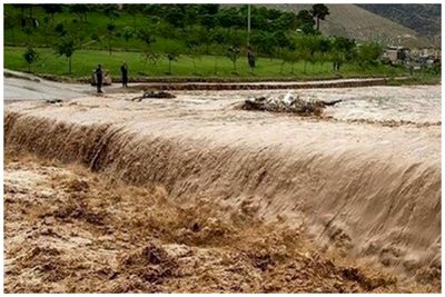تماس تلفنی مخبر و پیگیری آخرین وضعیت مناطق سیل‌زده جاده چالوس