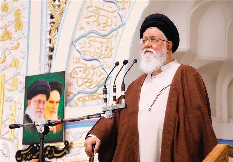 علم الهدی خطاب به زنانی که روسری از سر بر می‌دارند/ آمریکا به شما به چشم همان روسپی‌های کودتای 28 مرداد نگاه می‌کند