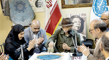 هرگز دست‌بوس کسی نباشید