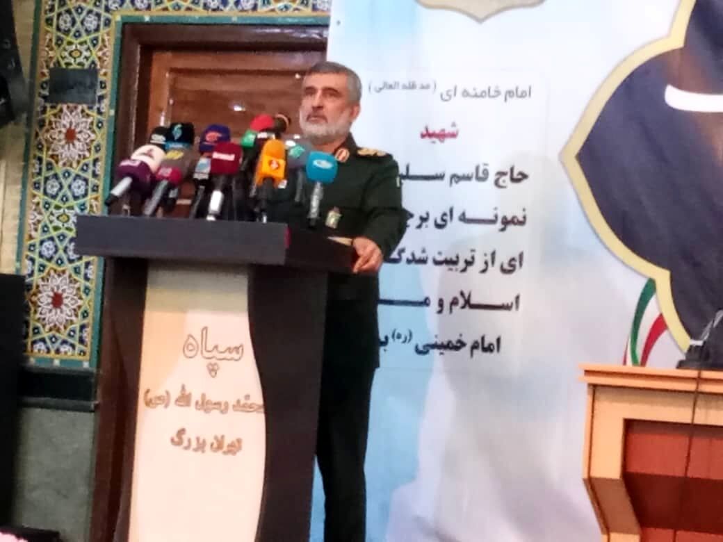 سردار حاجی زاده: آمریکا اگر می‌خواهد کمتر هزینه بدهد، باید جمع کند و از منطقه برود