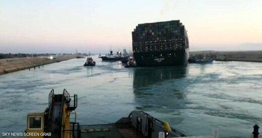 کشتی گیر کرده در کانال سوئز تکان خورد