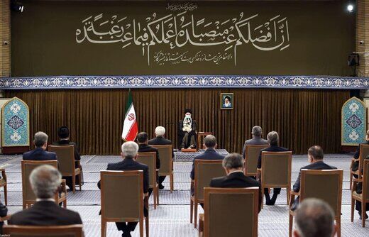 ترجمه کتیبه نصب شده در دیدار هیئت دولت دوازدهم با رهبر انقلاب