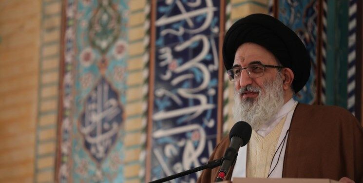 امام جمعه کرج: یکی از دلایل کم شدن نزولات آسمانی وضعیت افتضاح حجاب است