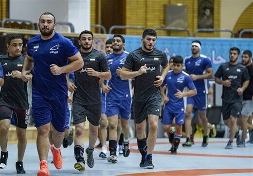 عکسی از ستاره های کشتی ایران با لباس عربی
