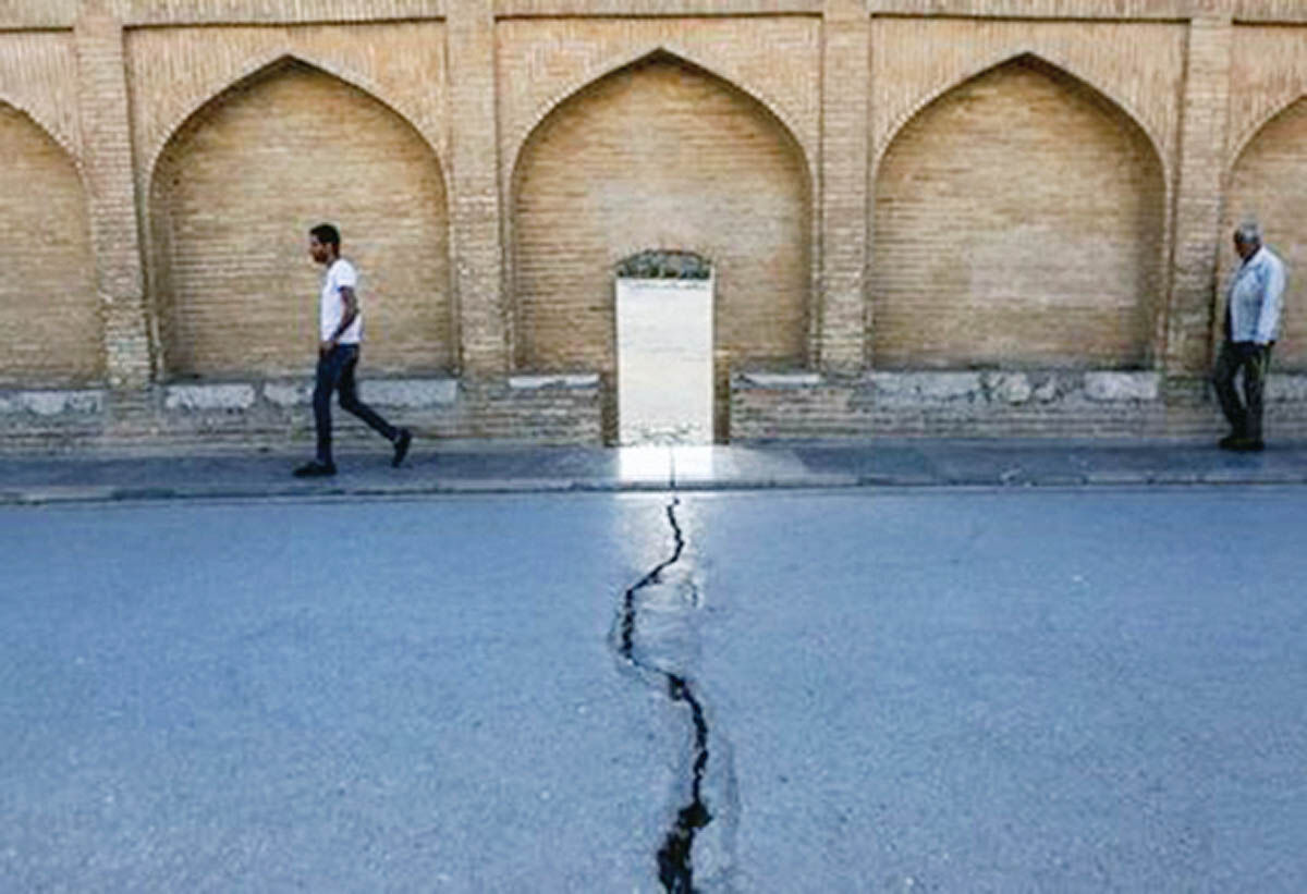 فرونشست زمین در اصفهان از ریسک به خطر واقعی تبدیل شده است
