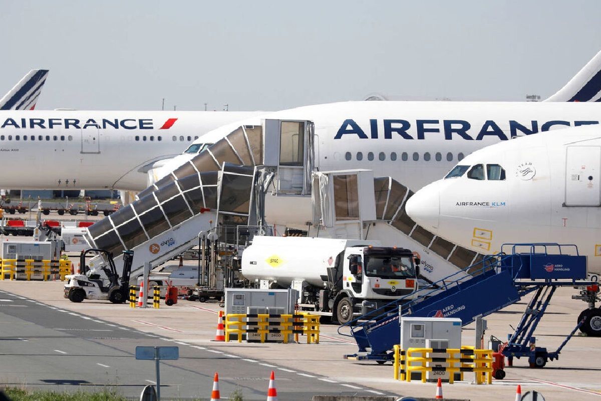 تخلیه گسترده فرودگاههای فرانسه به دنبال تهدید بمبگذاری/ پروازهای این کشور مختل شدند