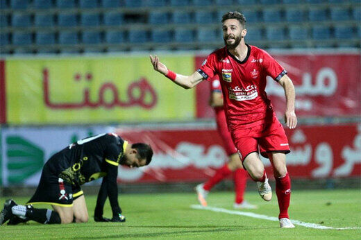 خالکوبی ستاره پرسپولیس سوژه عکاسان شد/ عکس
