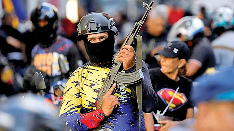 کاراکاس دوپاره شد