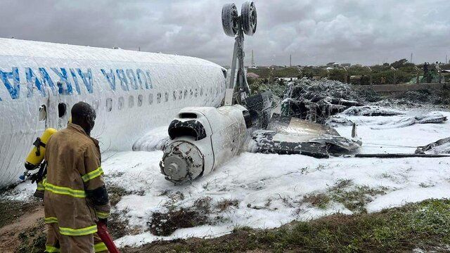 یک هواپیما سقوط کرد/ مسافران جان سالم به در بردند