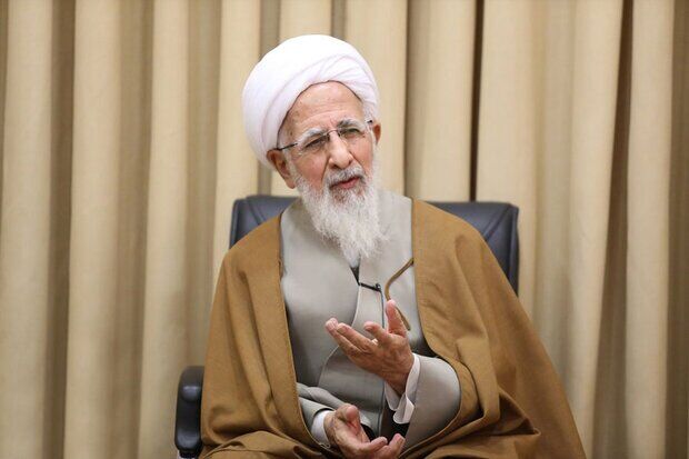 آیت الله جوادی آملی: مسئولین حرف دانشجویان را بشنوند!