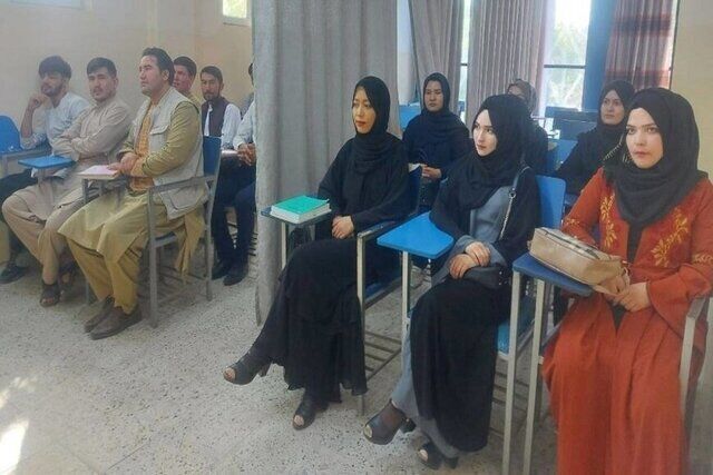 طالبان بازگشایی مدارس و دانشگاه ها برای دختران را بررسی می کند؟