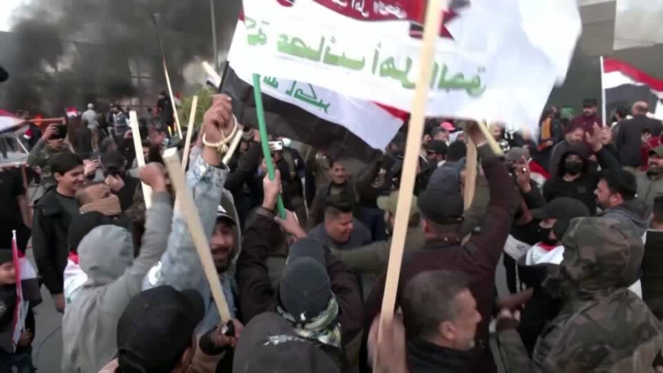 ماکت سفارت آمریکا در آتش خشم معترضان عراقی سوخت