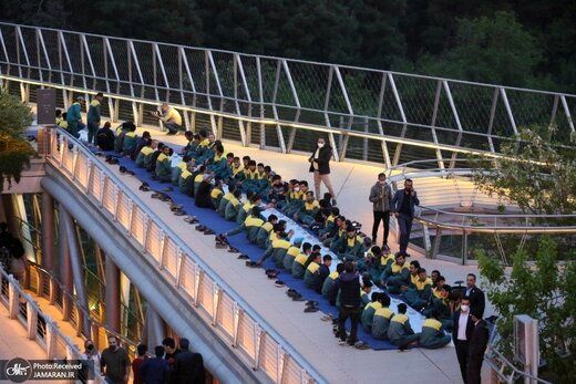 برپایی سفره 270 متری افطاری بر روی پل طبیعت تهران+عکس‌ها