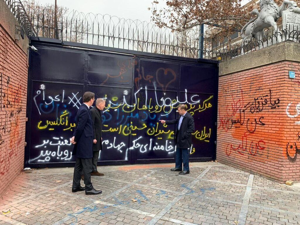 عکسی که خبرساز شد/ بازدید سفرای آلمان و فرانسه از دیوار نویسی های سفارت انگلیس در تهران