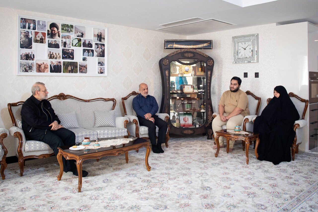دیدار علی لاریجانی با خانواده شهیدان حاجی‌زاده و محمود باقری/ عکس خاص لاریجانی حین تماشای عکس های سرداران شهید جنگ 12 روزه + تصاویر