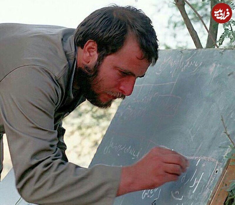 عکسی دیده نشده از قالیباف در حال آموزش نیروها در جبهه 2