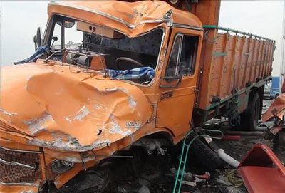 تصادف مرگبار کامیون با خودروی سواری در قم / چند نفر فوت شدند؟