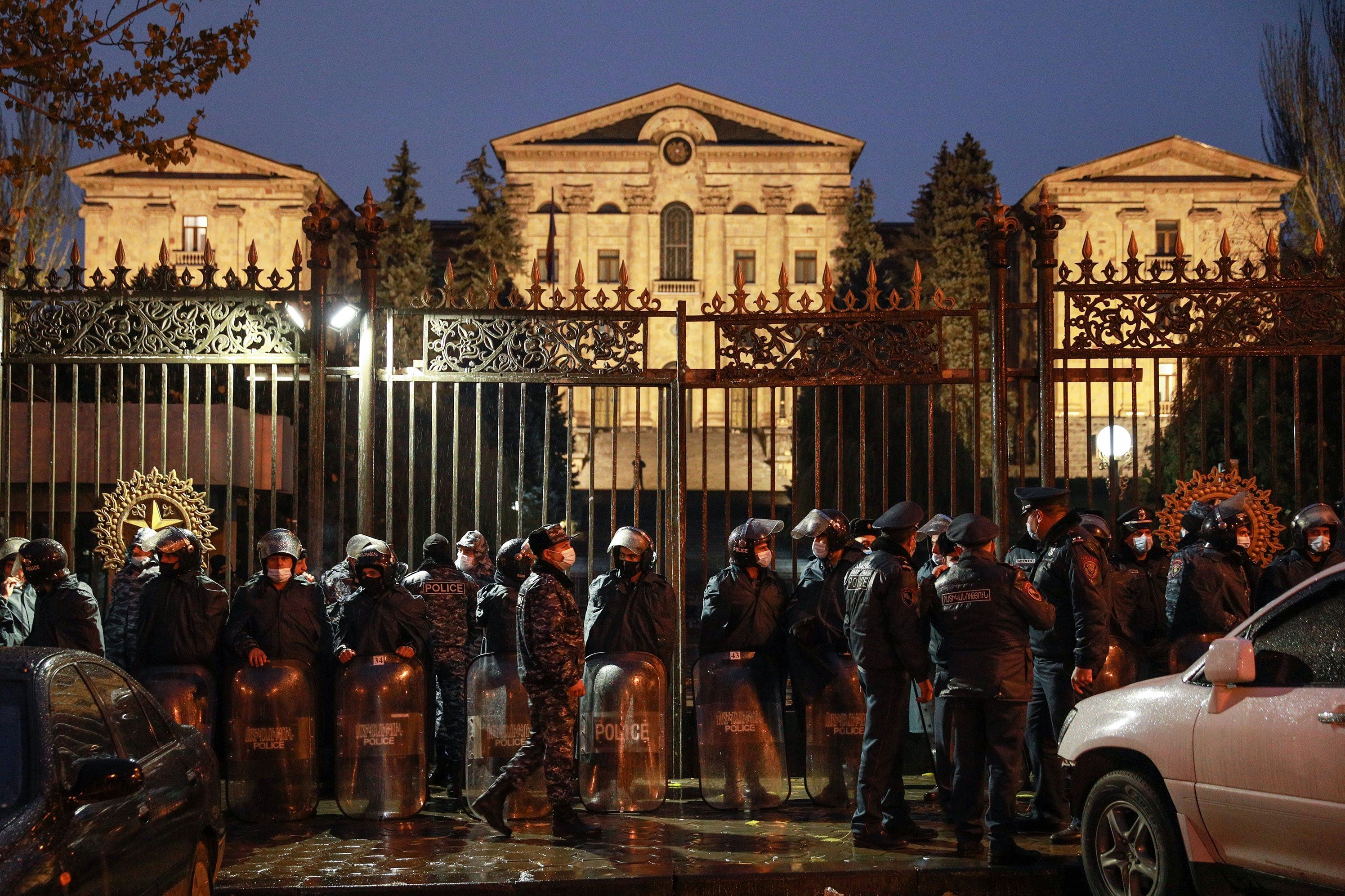 جو پایتخت ارمنستان به‌هم ریخت/ تجمع مردم روبروی دفتر نخست‌وزیر