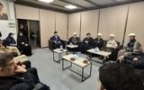 اهدای چفیه و انگشتر رهبر انقلاب به خانواده سیدحسن نصرالله+عکس